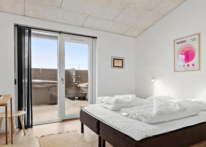 4 Bedroom Stunning In בית נופש הדרסלב